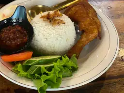 Foto ilustrasi ayam penyet + nasi