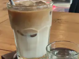 Foto ilustrasi es kopi susu